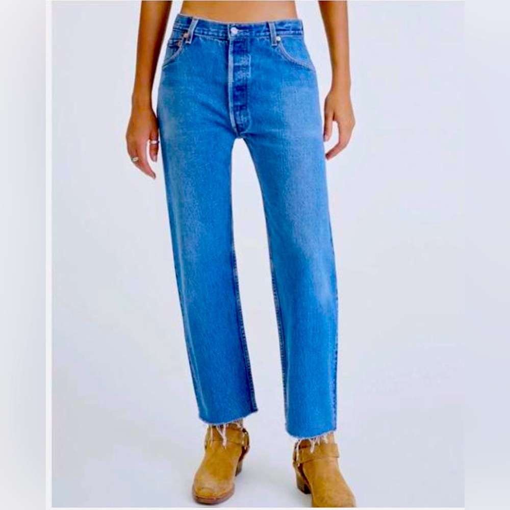 Tapered Light Wash Levi’s Jeans